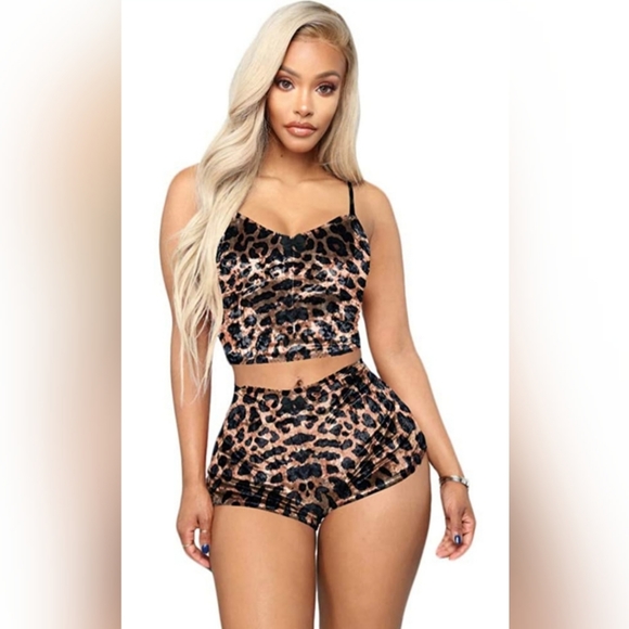 Other - 🌞Velvet 2 Piece Outfit